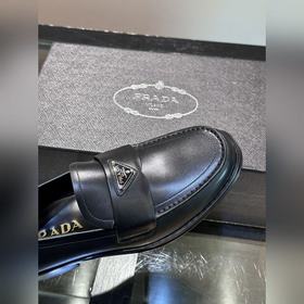 Классические кожаные туфли Prada для повседневной носки с кожаной