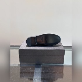 Классические кожаные туфли Prada для повседневной носки с кожаной