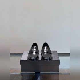 Классические кожаные туфли Prada для повседневной носки с кожаной