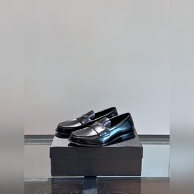 Классические кожаные туфли Prada для повседневной носки с кожаной