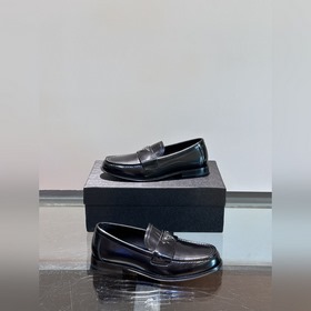 Классические кожаные туфли Prada для повседневной носки с кожаной
