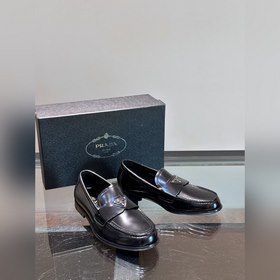 Классические кожаные туфли Prada для повседневной носки с кожаной