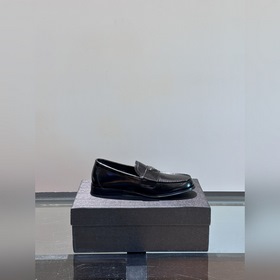 Классические кожаные туфли Prada для повседневной носки с кожаной