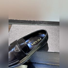 Классические кожаные туфли Prada для повседневной носки с кожаной