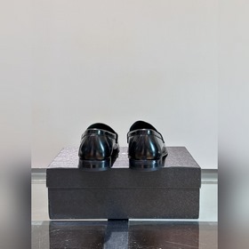 Классические кожаные туфли Prada для повседневной носки с кожаной