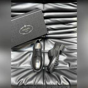 Prada – формальные кожаные туфли на толстой подошве, классическая