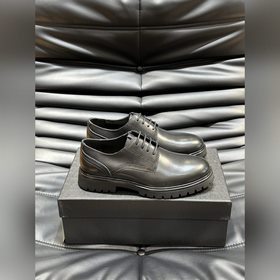 Prada – формальные кожаные туфли на толстой подошве, классическая