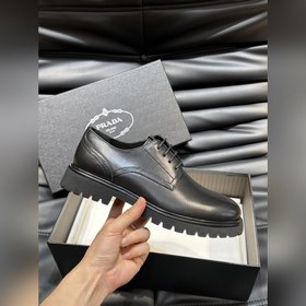 Prada – формальные кожаные туфли на толстой подошве, классическая