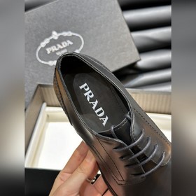 Prada – формальные кожаные туфли на толстой подошве, классическая