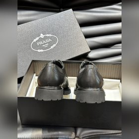 Prada – формальные кожаные туфли на толстой подошве, классическая