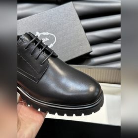 Prada – формальные кожаные туфли на толстой подошве, классическая