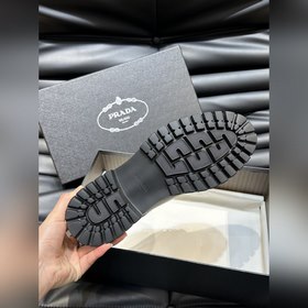 Prada – формальные кожаные туфли на толстой подошве, классическая