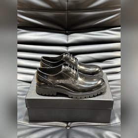 Prada – формальные кожаные туфли на толстой подошве, классическая