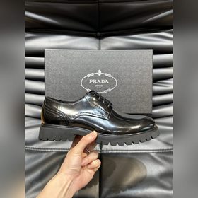 Prada – формальные кожаные туфли на толстой подошве, классическая