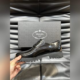Prada – формальные кожаные туфли на толстой подошве, классическая