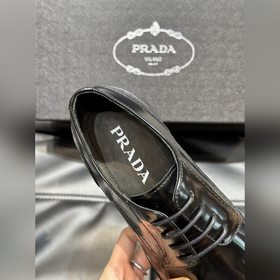 Prada – формальные кожаные туфли на толстой подошве, классическая