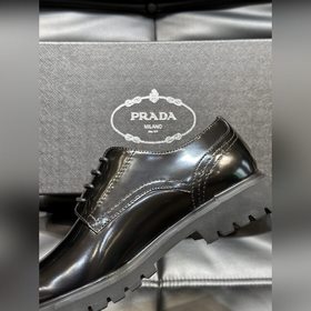 Prada – формальные кожаные туфли на толстой подошве, классическая