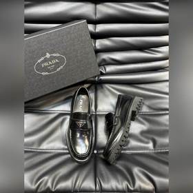 Prada – формальные кожаные туфли на толстой подошве, классическая