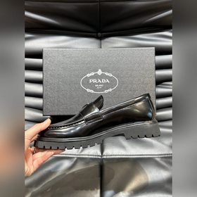 Prada – формальные кожаные туфли на толстой подошве, классическая