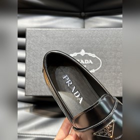 Prada – формальные кожаные туфли на толстой подошве, классическая