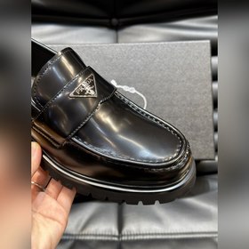 Prada – формальные кожаные туфли на толстой подошве, классическая