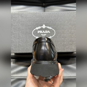 Prada – формальные кожаные туфли на толстой подошве, классическая
