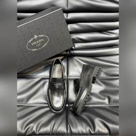 Prada – формальные кожаные туфли на толстой подошве, классическая