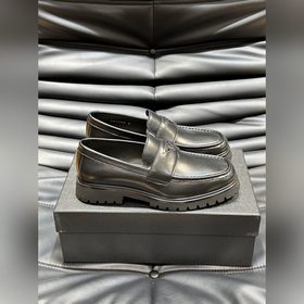Prada – формальные кожаные туфли на толстой подошве, классическая