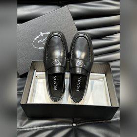 Prada – формальные кожаные туфли на толстой подошве, классическая