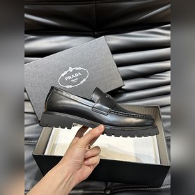 Prada – формальные кожаные туфли на толстой подошве, классическая