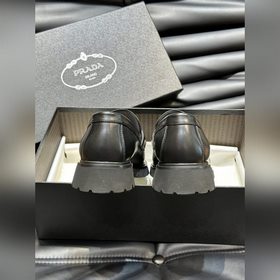 Prada – формальные кожаные туфли на толстой подошве, классическая