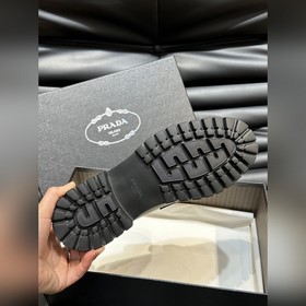 Prada – формальные кожаные туфли на толстой подошве, классическая
