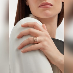 -Изображение витрины Изображение на руке -Новое кольцо BVLGARI с 