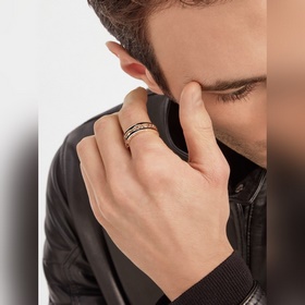 -Изображение витрины Изображение на руке -Новое кольцо BVLGARI с 
