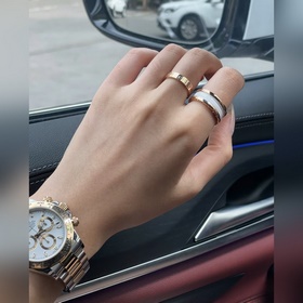 -Изображение на руке -BVLGARI узкое кольцо из черной керамики