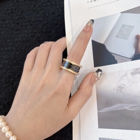 -Изображение на руке - Кольцо BVLGARI из черной керамики с брилли