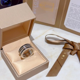 Кольцо Bulgari из желтого золота с логотипом. BVLGARI DIVAS DREAM
