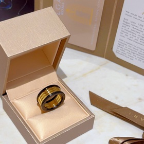 Кольцо Bulgari из желтого золота с логотипом. BVLGARI DIVAS DREAM