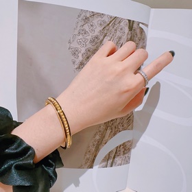 Браслет Bulgari из серии Serpenti Viper, браслет Bulgari из V-обр