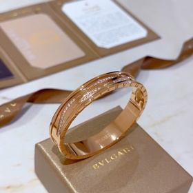 Браслет Bulgari из серии Serpenti Viper, браслет Bulgari из V-обр