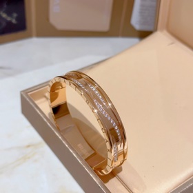 Браслет Bulgari из серии Serpenti Viper, браслет Bulgari из V-обр