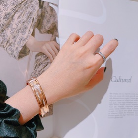Браслет Bulgari из серии Serpenti Viper, браслет Bulgari из V-обр
