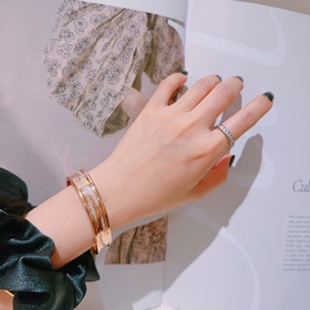 Браслет Bulgari из серии Serpenti Viper, браслет Bulgari из V-обр