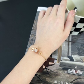 -Фотография витрины, фотография на модели -BVLGARI B.ZERO1 брасле