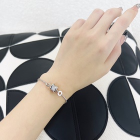 -Фотография витрины, фотография на модели -BVLGARI B.ZERO1 брасле