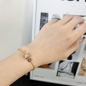-Фотография витрины, фотография на модели -BVLGARI B.ZERO1 брасле