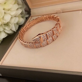 Однокольцевой браслет BVLGARI Serpenti. Пружинная конструкция с в