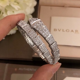 Однокольцевой браслет BVLGARI Serpenti. Пружинная конструкция с в