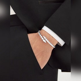 -Фотография витрины, фотография на руке - Узкий браслет BVLGARI и