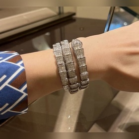 -Фотография витрины, фотография на руке -BVLGARI Трехслойный брас